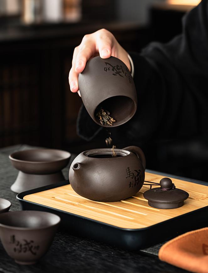 Artisan Purple Clay Tea Set — Handwritten Proverbs & Bamboo Tray for Mindful Brewing